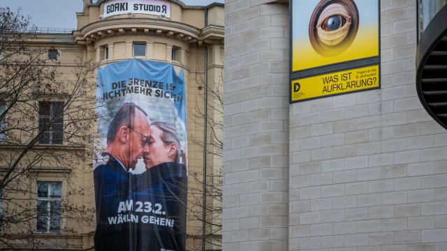 Plakat Merz Weidel am Maxim Gorki Theater in Berlin Angelehnt an den kommunistischen Bruderkuss präsentiert das Zentrum für Politische Schönheit ein Plakat am Gorki Theater: Innig liegen sich die Spitzenkandidaten von CDU und AfD, Friedrich Merz und Alice Weidel, in den Armen.