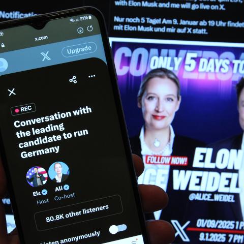 Live-Gespräch auf der Online-Plattform X (vormals Twitter) zwischen Alice Weidel, Kanzlerkandidatin der Partei Alternative für Deutschland, und dem US-amerikanischen Tech-Unternehmer Elon Musk. Auf einem Laptop wurde der X-Account von Alice Weidel mit dem Live-Talk geöffnet. Davor wurde auf einem Smartphone der X-Account mit dem Link zu dem Live-Talk aufgerufen.