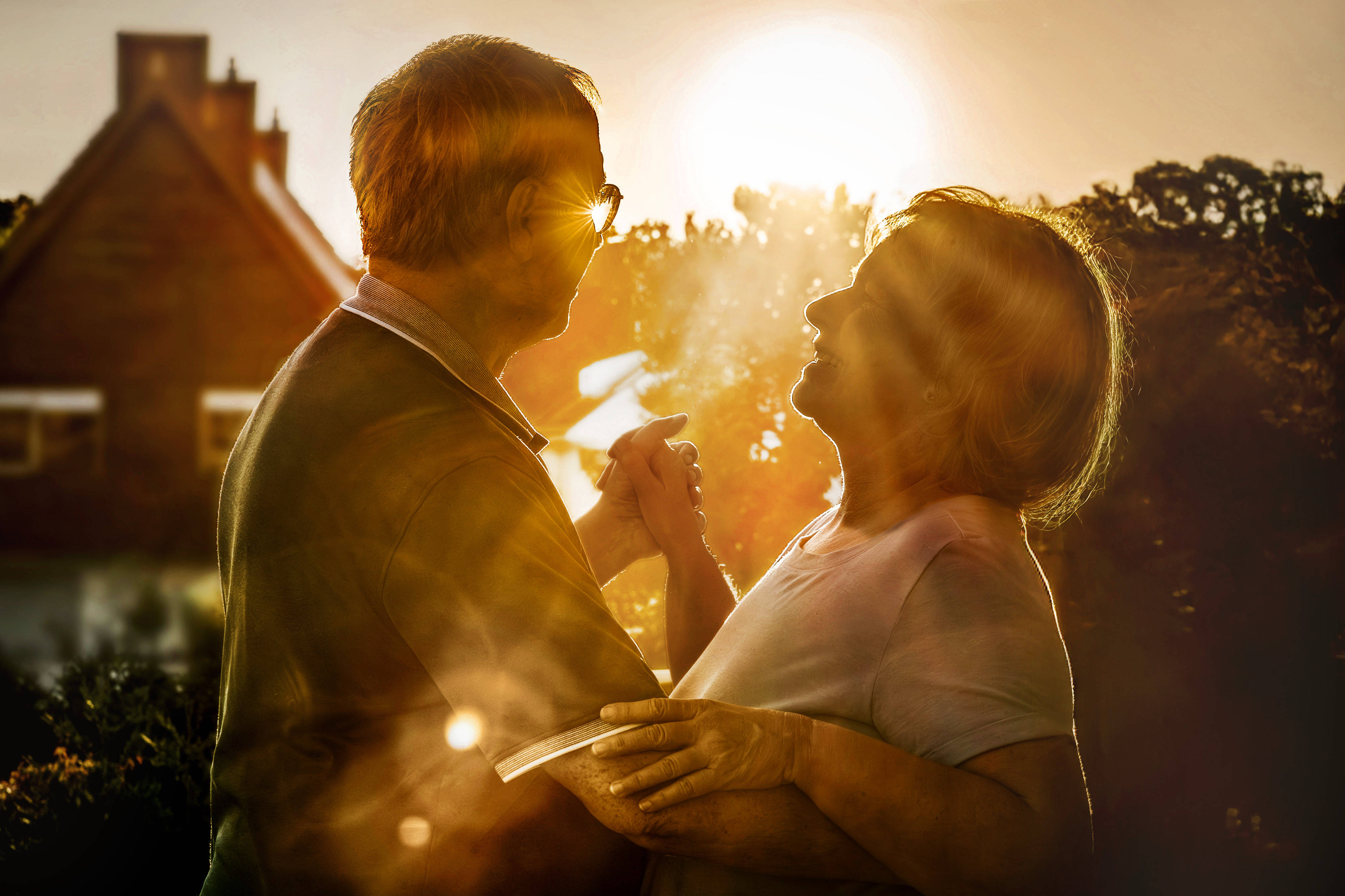 Älteres Ehepaar tanzt in den Sonnenuntergang