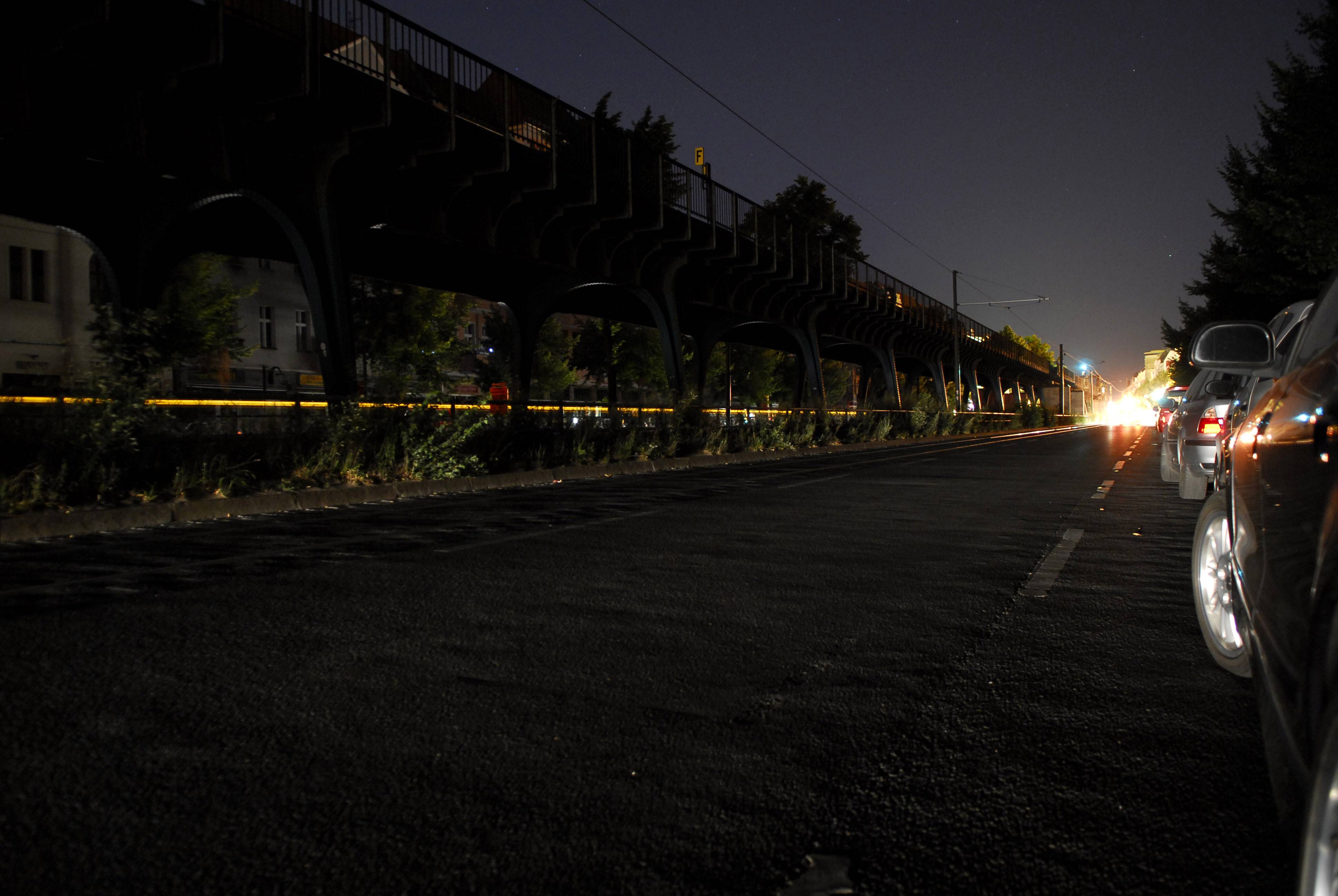 Großflächiger Stromausfall – nur die Schweinwerfer eines Autos erhellen den Straßenzug