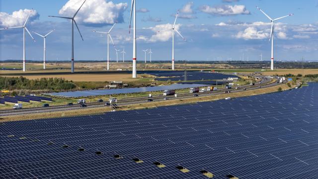 Windpark und Solaranlagen entlang einer Autobahn