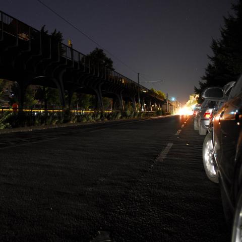 Großflächiger Stromausfall – nur die Schweinwerfer eines Autos erhellen den Straßenzug