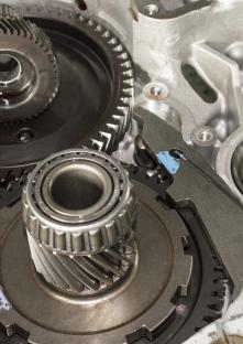 Getriebegehäuseabdeckung eines Automobilgetriebes mit Zahnrädern und Lagern