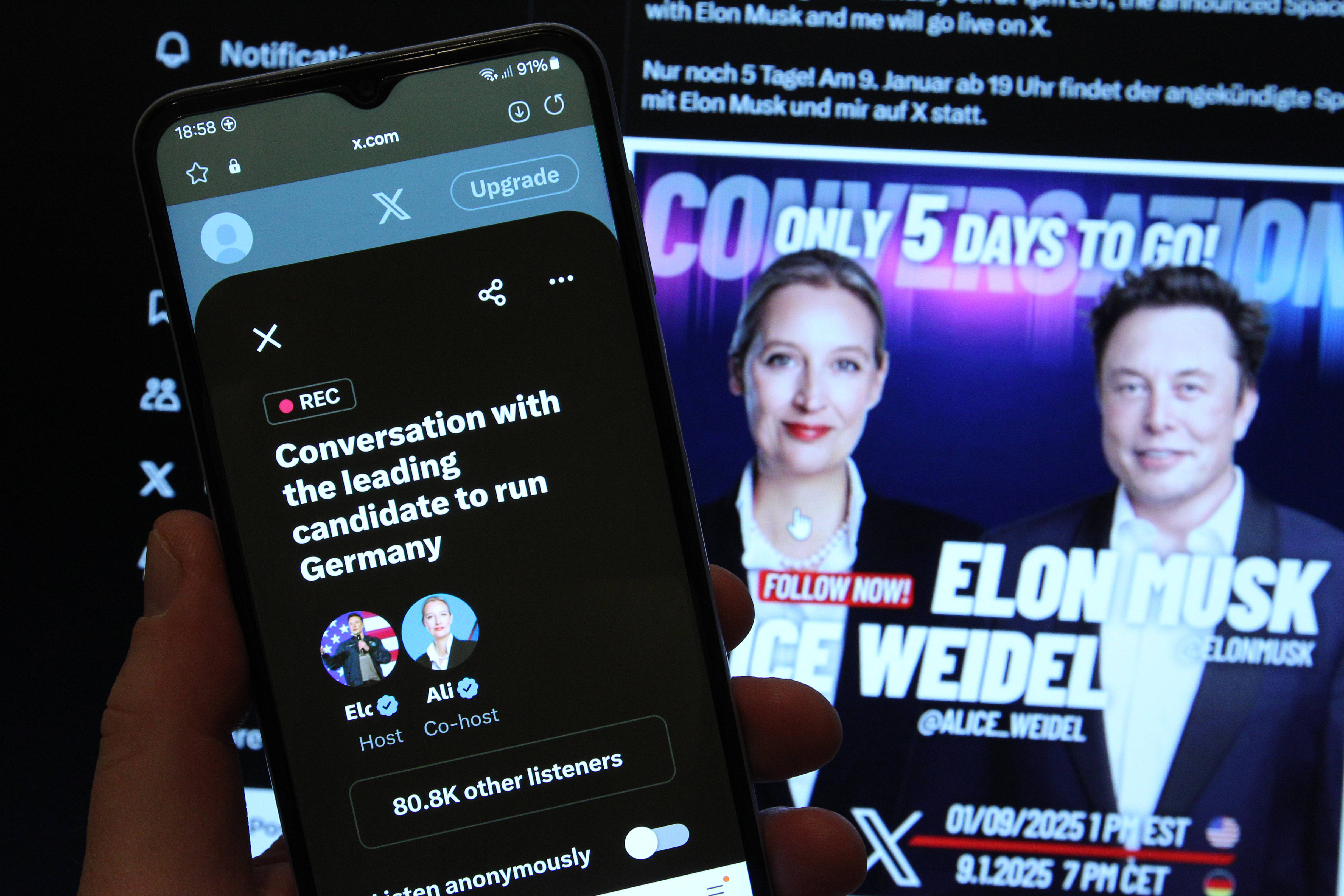 Live-Gespräch auf der Online-Plattform X (vormals Twitter) zwischen Alice Weidel, Kanzlerkandidatin der Partei Alternative für Deutschland, und dem US-amerikanischen Tech-Unternehmer Elon Musk. Auf einem Laptop wurde der X-Account von Alice Weidel mit dem Live-Talk geöffnet. Davor wurde auf einem Smartphone der X-Account mit dem Link zu dem Live-Talk aufgerufen.