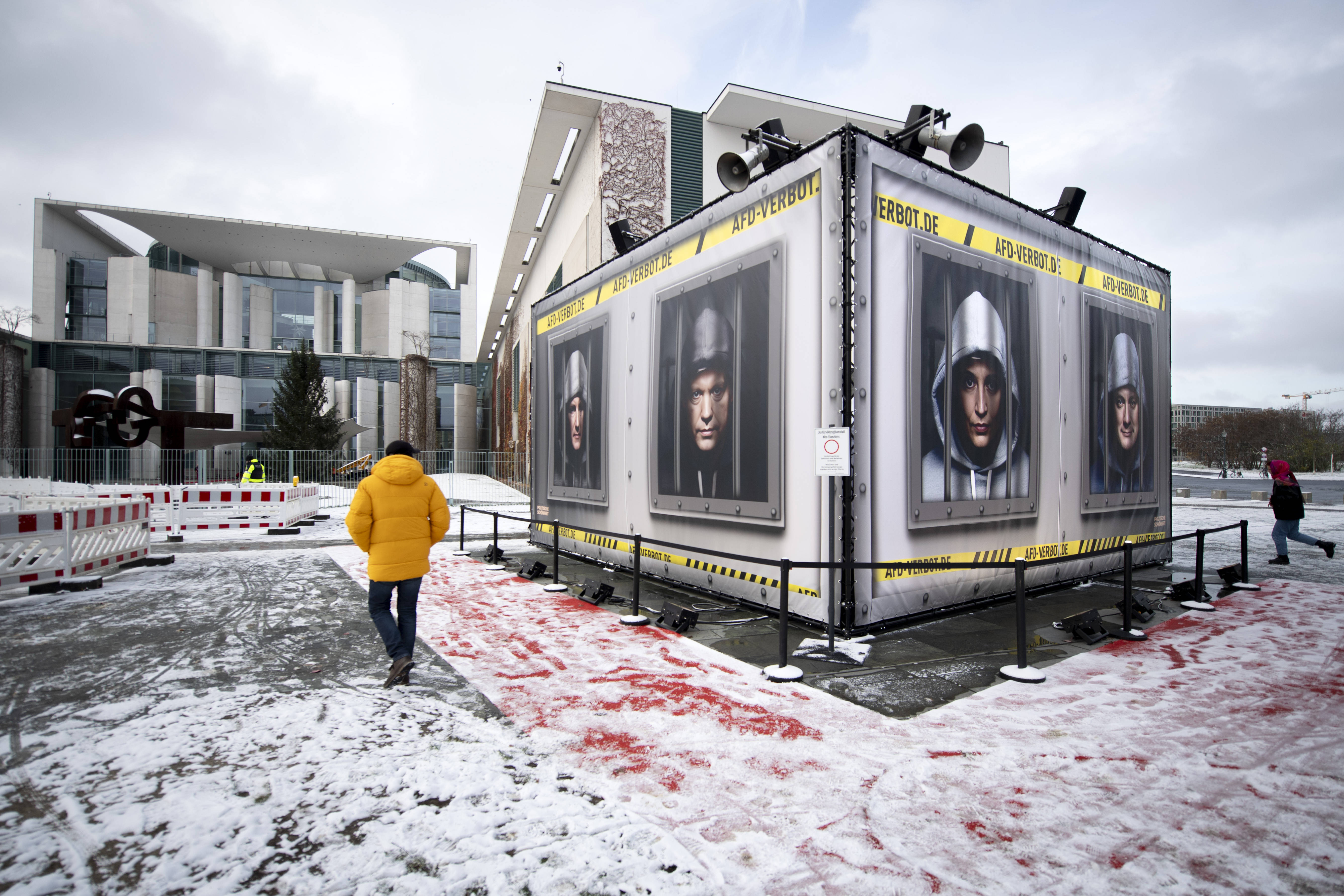 Kunstaktion vor dem Kanzleramt mit KI generierten Fotos von AfD-Politikern hinter Gitterstäben. 