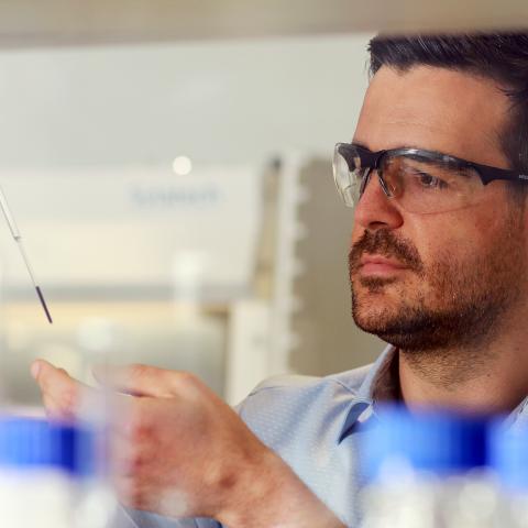 Professor Fabian Jirasek in seinem Forschungslabor an der RPTU.