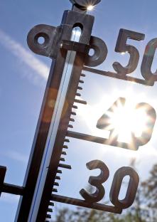 Thermometer, das 38 Grad Außentemperatur anzeigt.